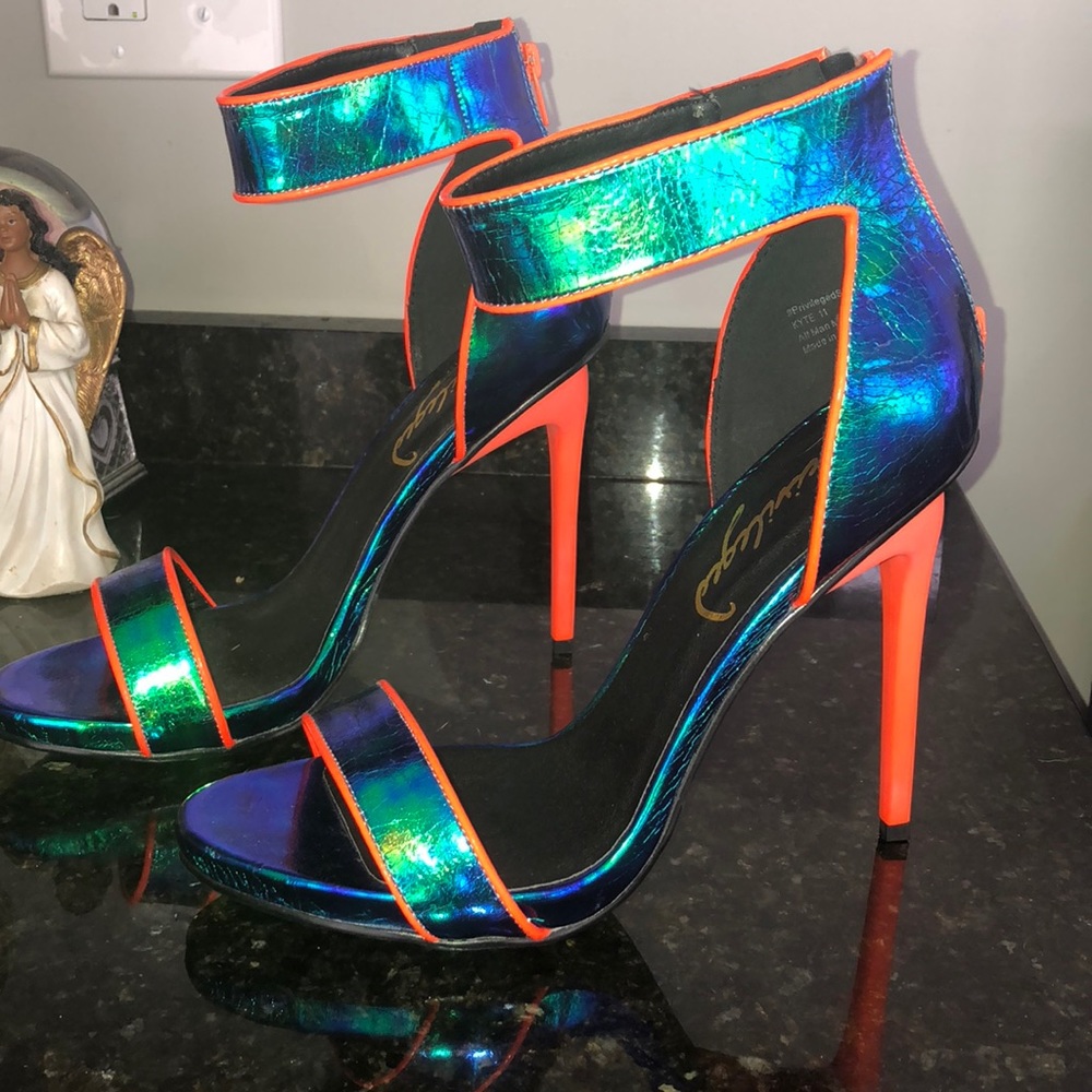 Neon colored pumps 🔥